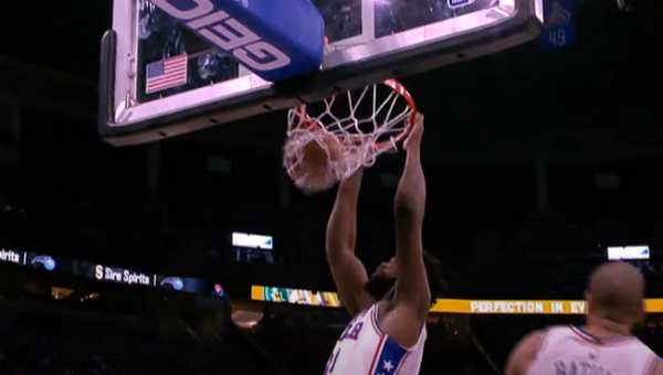 Gražiausias NBA nakties epizodas - J. Embiido efektinga ataka (VIDEO)